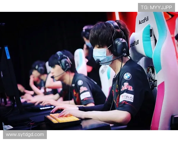 FPX战队在青年赛中以82分稳居积分榜首位，展现强劲实力