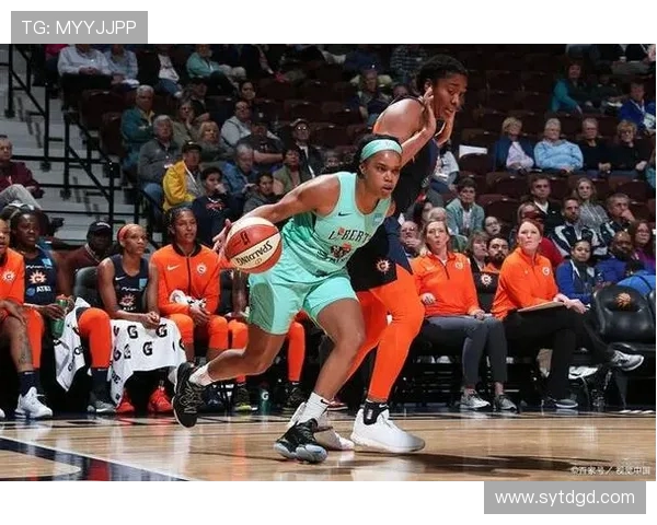 自由人对决飞翼的巅峰对抗赛谁能在战场上笑到最后