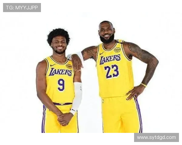 詹姆斯父子同台倒计时布朗尼正式宣布参加NBA选秀之旅