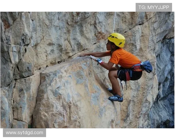 南京攀岩队的防反策略解析与攀岩热点发展趋势探讨